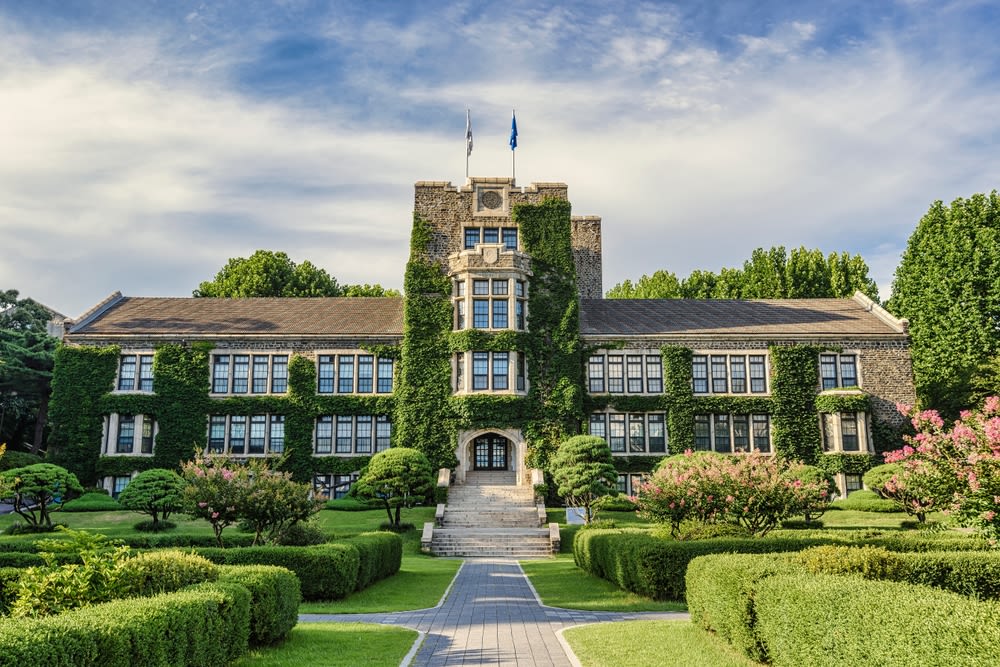 春の大学キャンパス