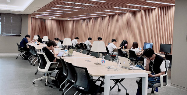 図書館での学習風景